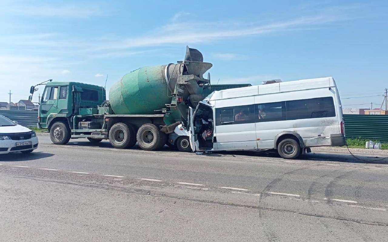 Девять человек пострадали при столкновении микроавтобуса и бетономешалки