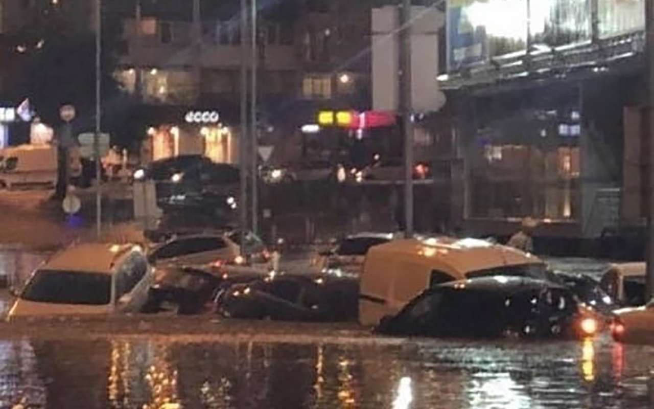 Под воду уходили целые кварталы: потоп в Киеве из-за дождя