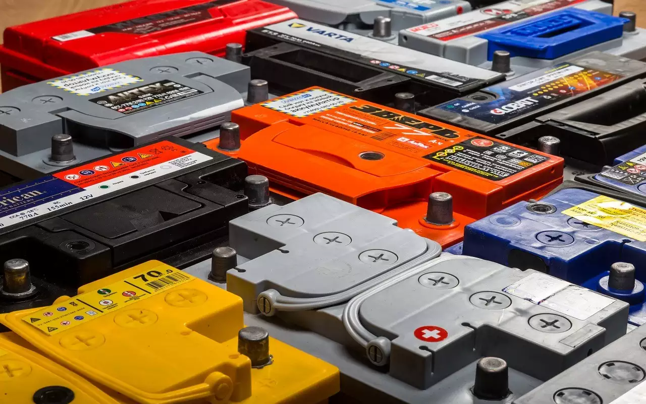 Не стесняйтесь измерить габариты штатной батареи рулеткой, а затем сравнить результаты с теми размерами, которые указывают сайты.