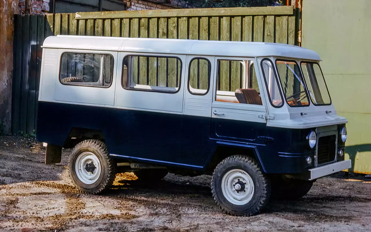 Первый вариант полноприводного минивэна Кентавр работы Анатолия Мишукова.