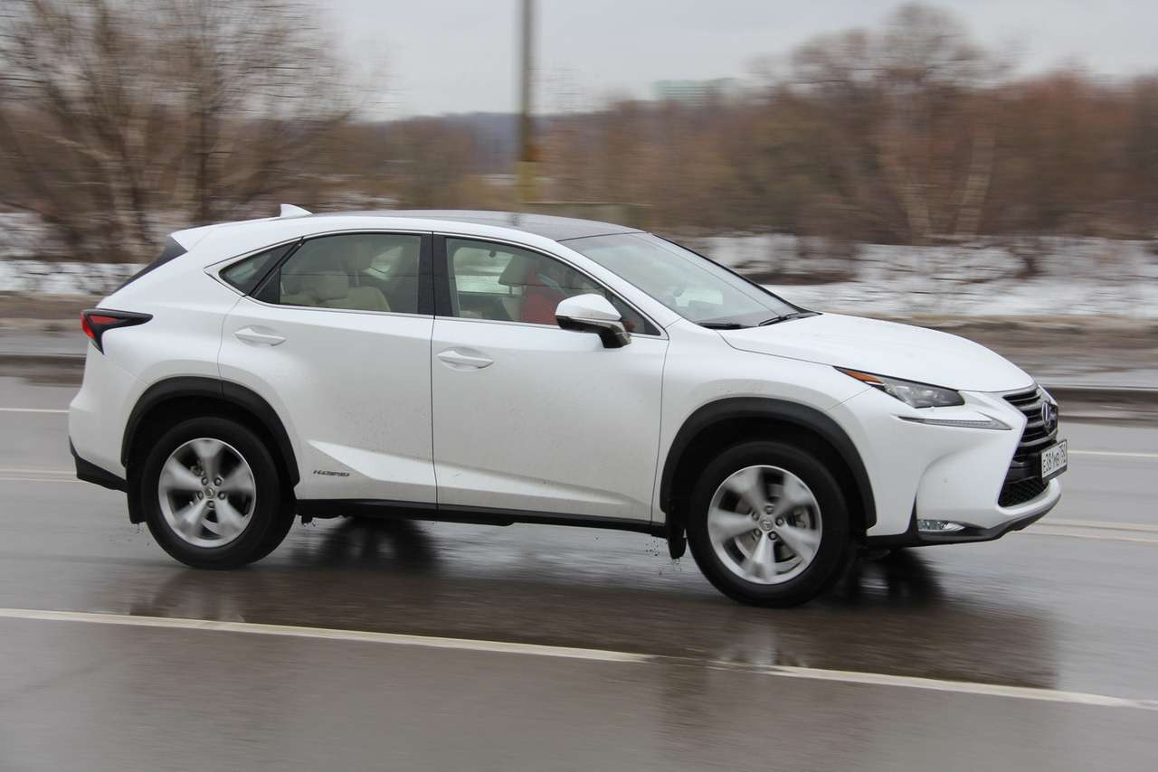 Lexus NX 300h – запряженный зарею