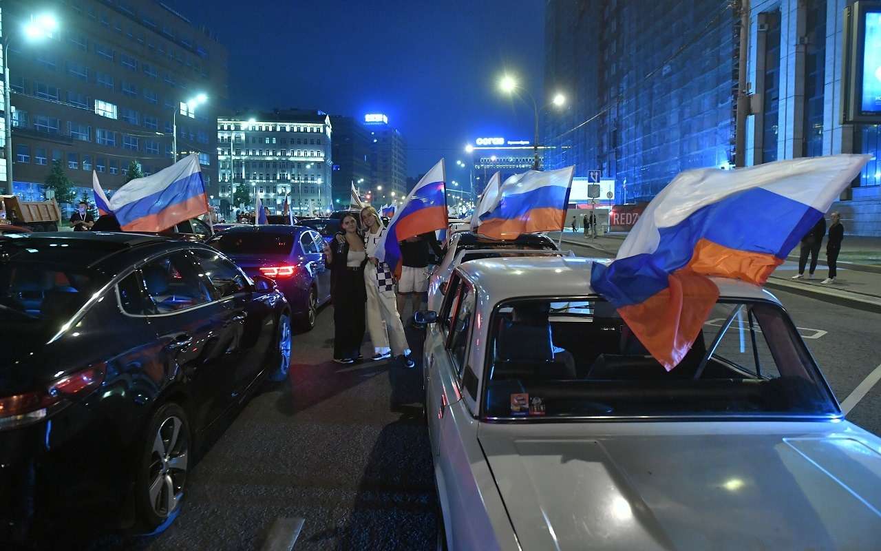 Автомобили с флагами России