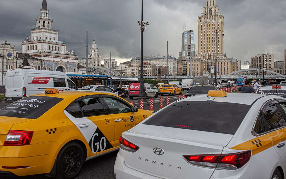 Таксист «покатал» клиента на 45 тысяч рублей