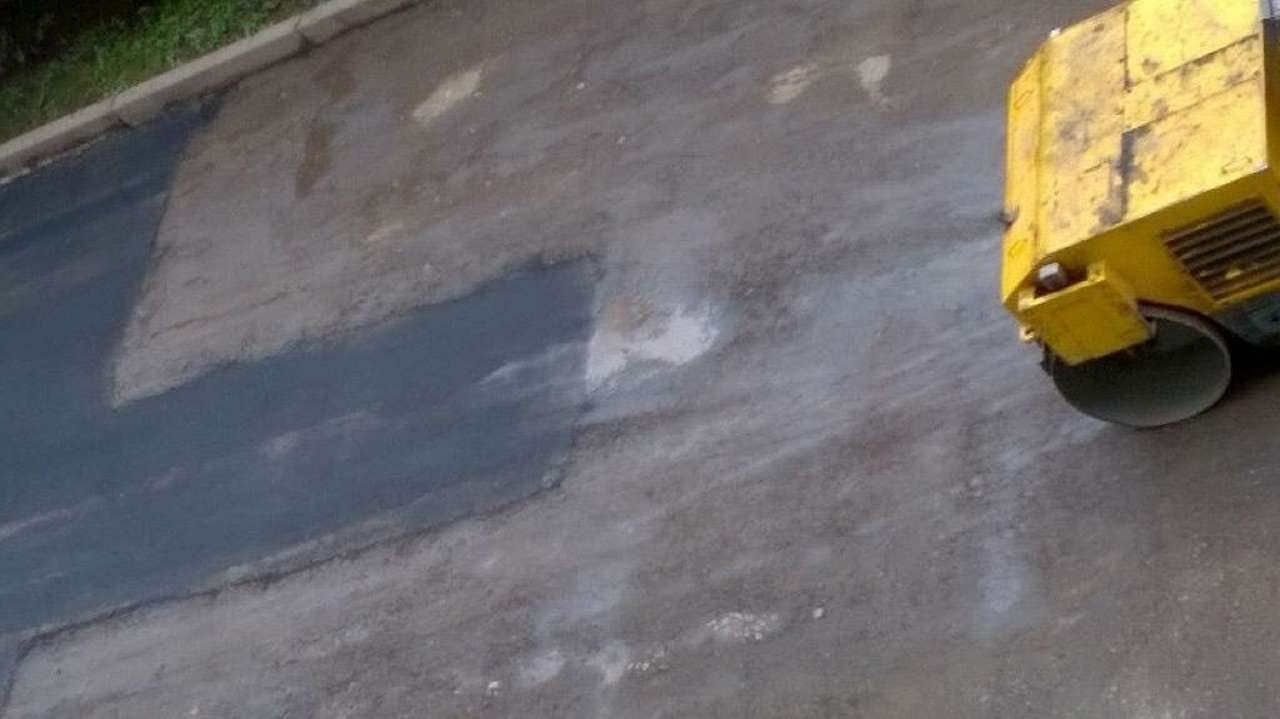 В Красноярске дорожники закатали лужу асфальтом