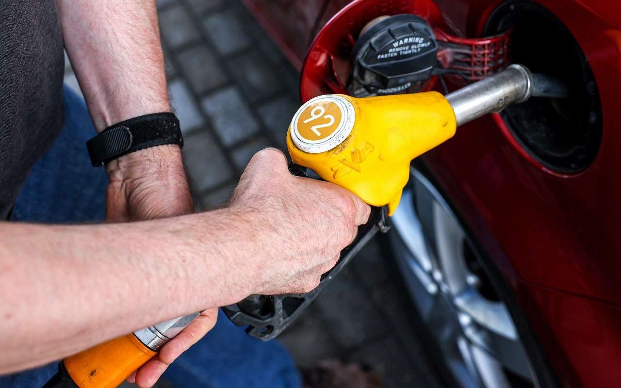 В России подешевел бензин