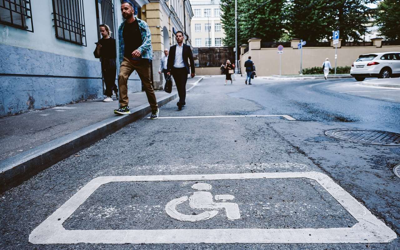 Парковка для инвалидов: эксперт объяснил, почему покупать льготу бессмысленно