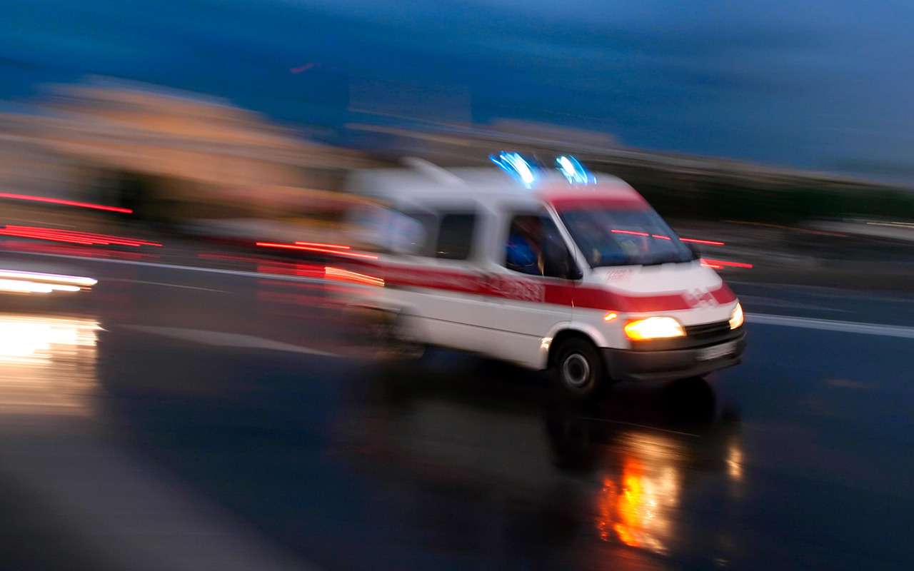 Четыре человека погибли, врезавшись в плетущийся грузовик