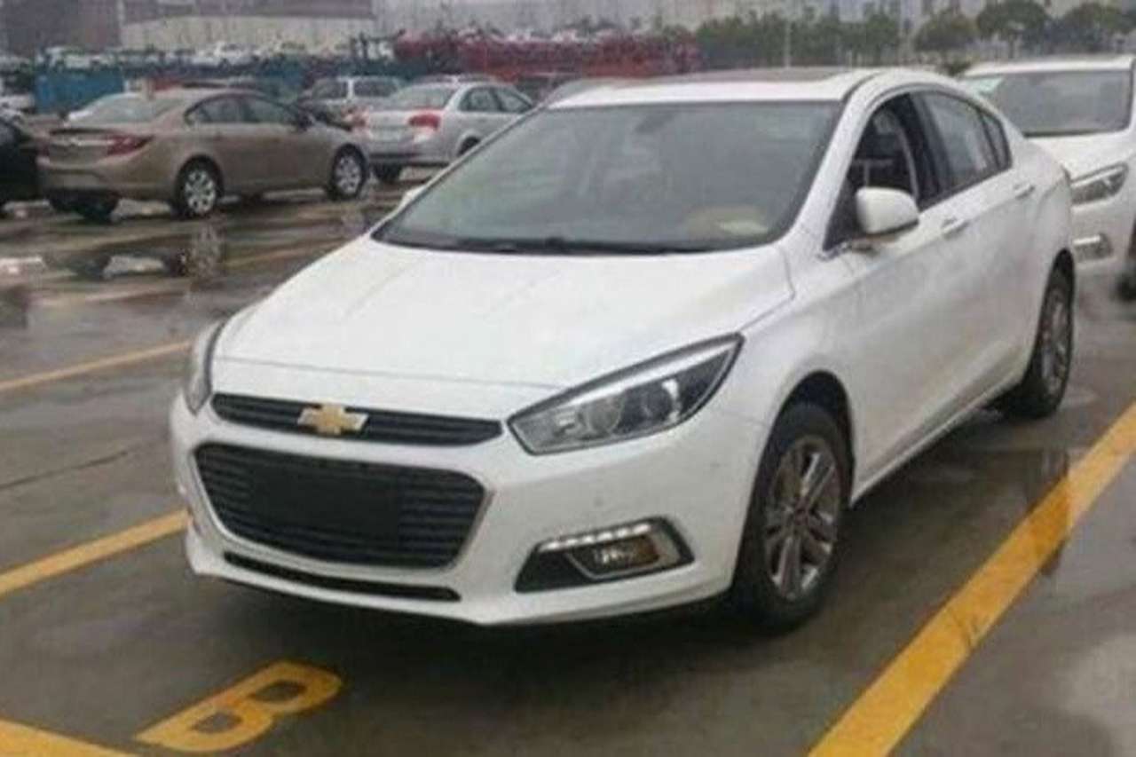 Новый Chevrolet Cruze впервые замечен без камуфляжа