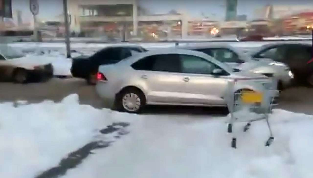 Урок автохаму: пешеход идет сквозь автомобиль