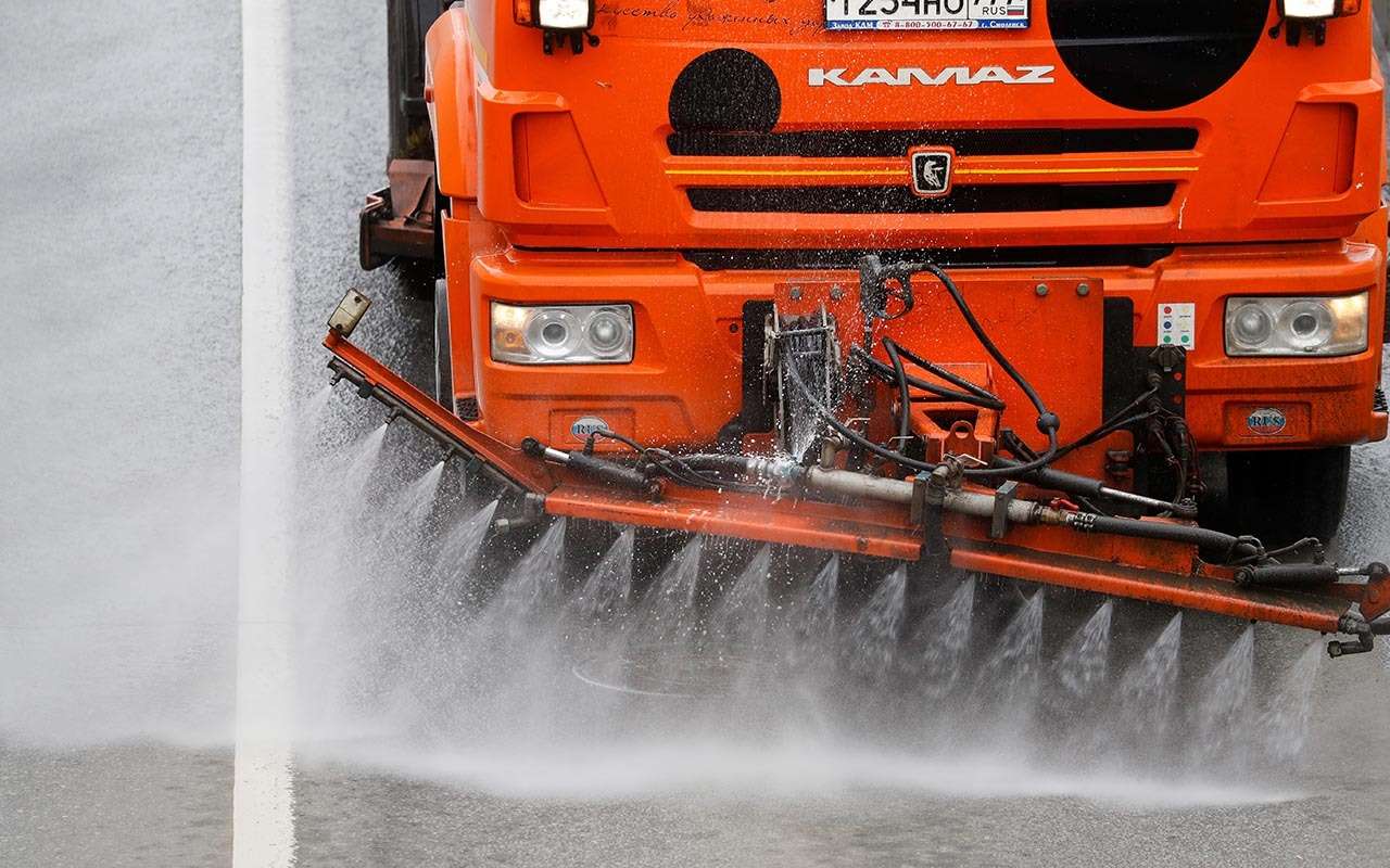 На МКАДе загорелась поливальная машина