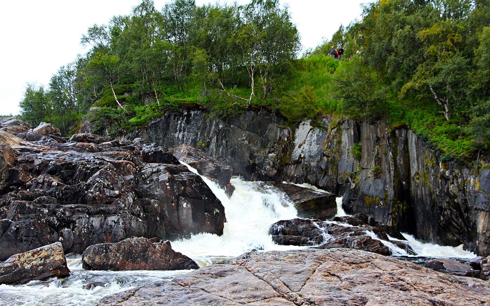 Водопад на реке Титовка Мельничный Каскад