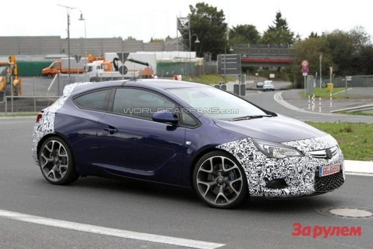 Opel Astra OPC постепенно оголяется