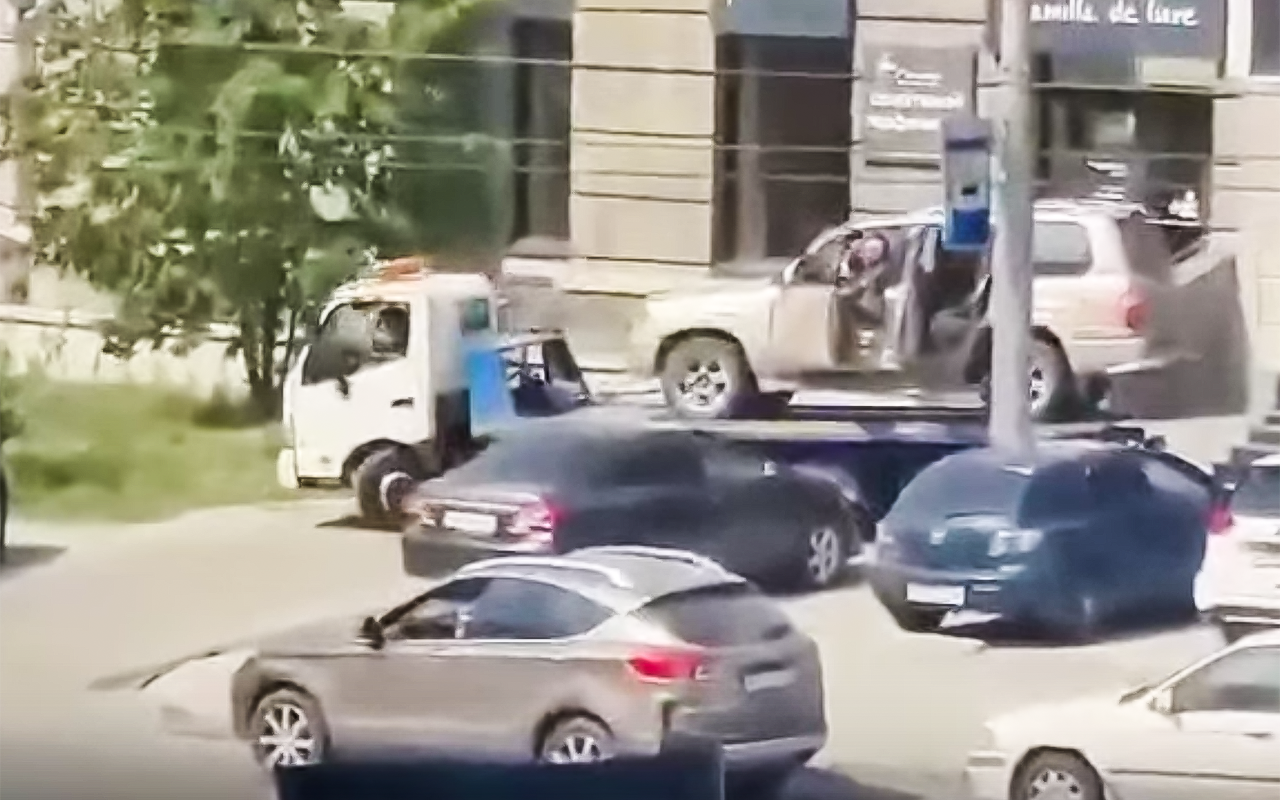 Эвакуатор забрал автомобиль вместе с водителем (видео)