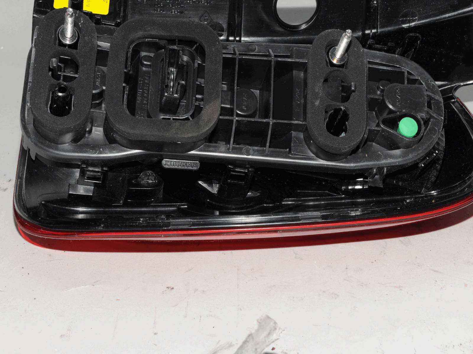 Снять задний фонарь дастер. Дастер 2020 задний фонарь лампочки. Снять задний фонарь дастер. Демонтаж заднего фонаря рено дастер. Лампочки задний фонарь рено дастер 2015г.