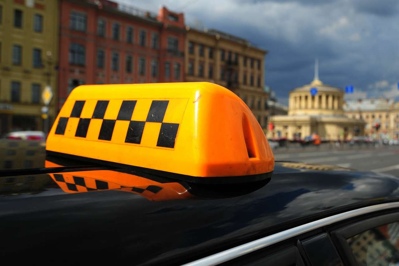 Пассажирка с помощью мобильного украла у таксиста деньги