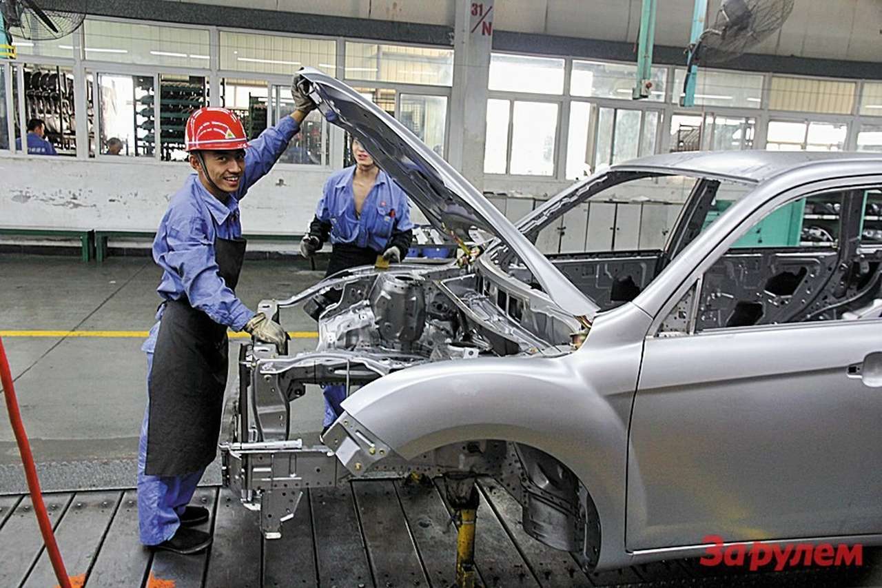 На сборочном конвейере также минимум механизации