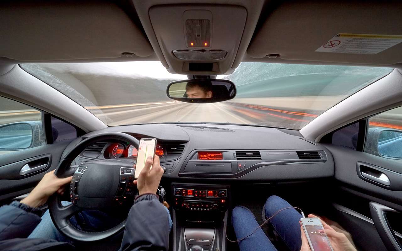 200 ДТП в год на платных дорогах. Причина — в гаджетах