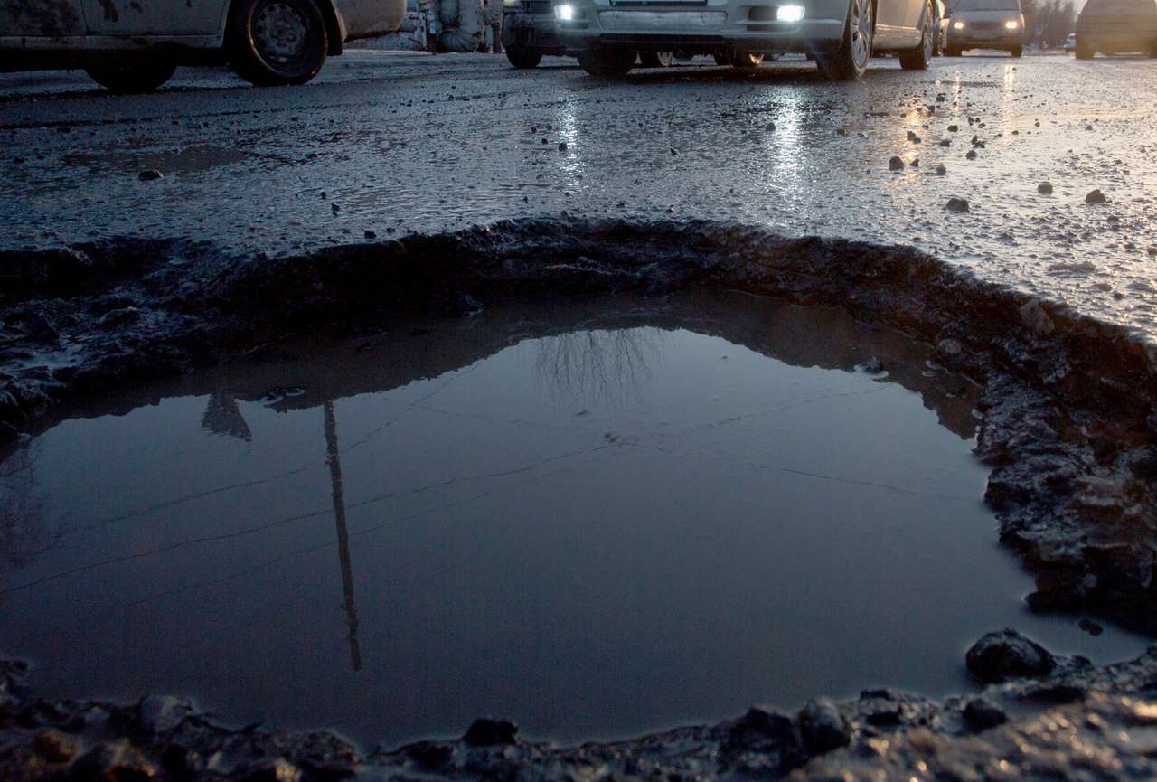 Попали в яму? За ремонт заплатят городские власти (по крайней мере в Саратове)