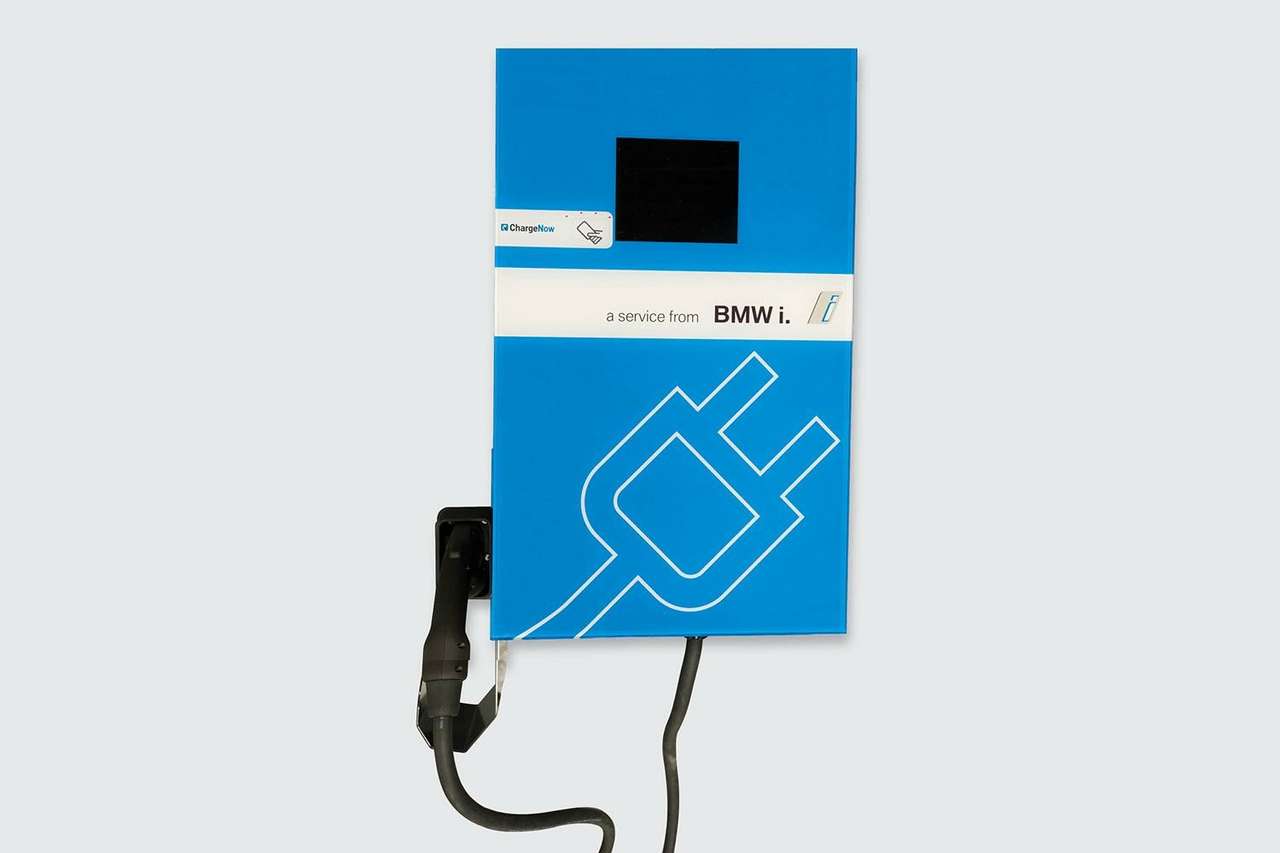 В BMW разработали универсальные портативные станции быстрой зарядки для электромобилей