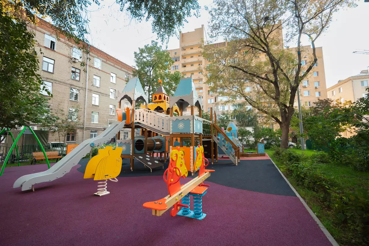 Деньги от уличных парковок превратятся в газоны, пандусы и детские площадки в Москве