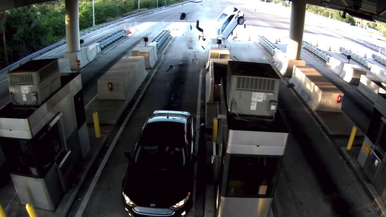 Обманул смерть: пассажир вылетел из машины при страшной аварии и выжил