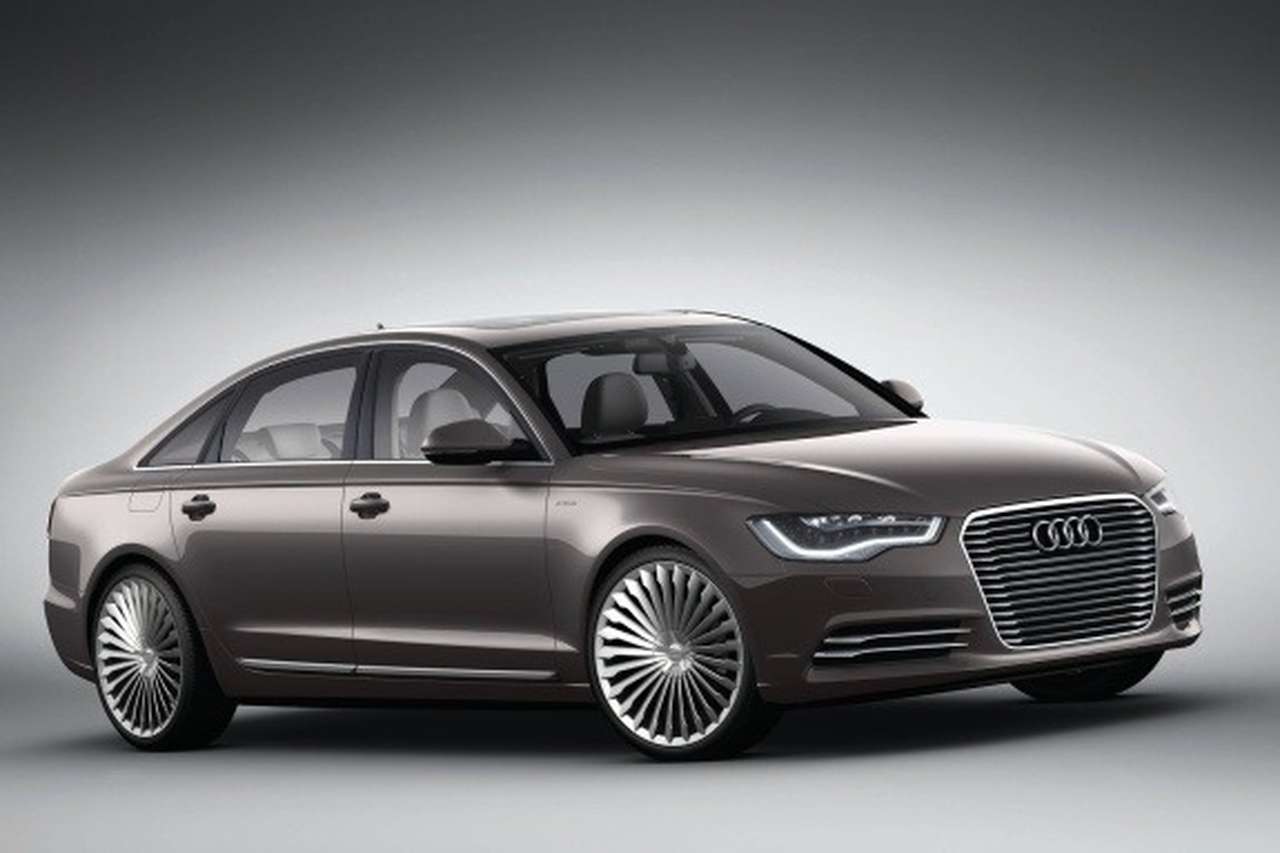 Решетка радиатора с множеством тоненьких горизонтальных ламелей, многоспицевые колесные диски с низкопрофильными шинами, чуть переделанный задний бампер – отличительные признаки концепта