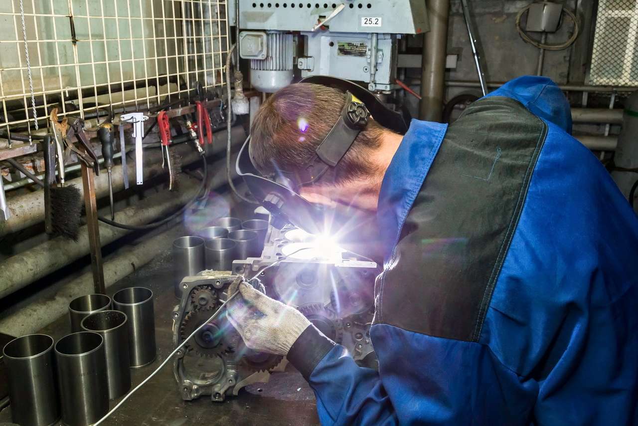 Перед сваркой блок разогревают в печи. Это сглаживает перепад температур при столь горячей операции, и сварное соединение получается более надежным.