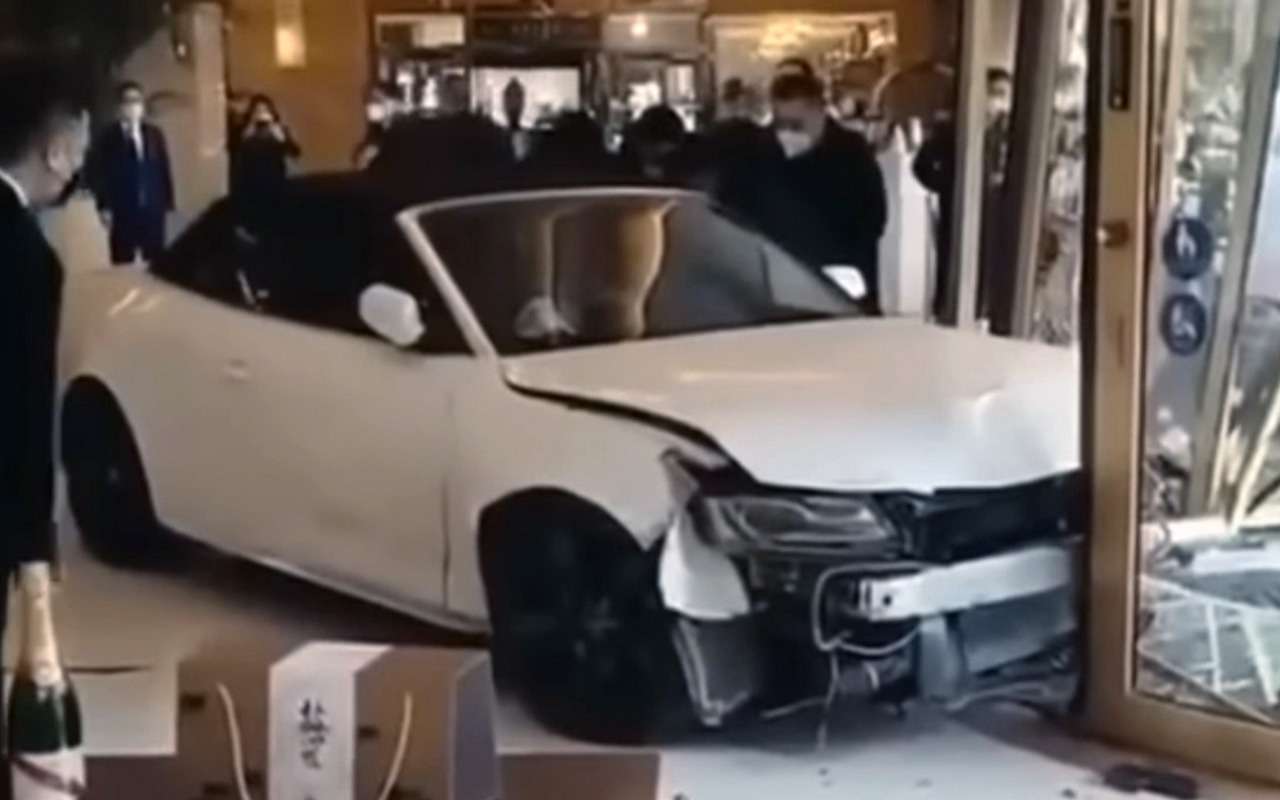 Постоялец на Audi разнес вестибюль отеля – видео