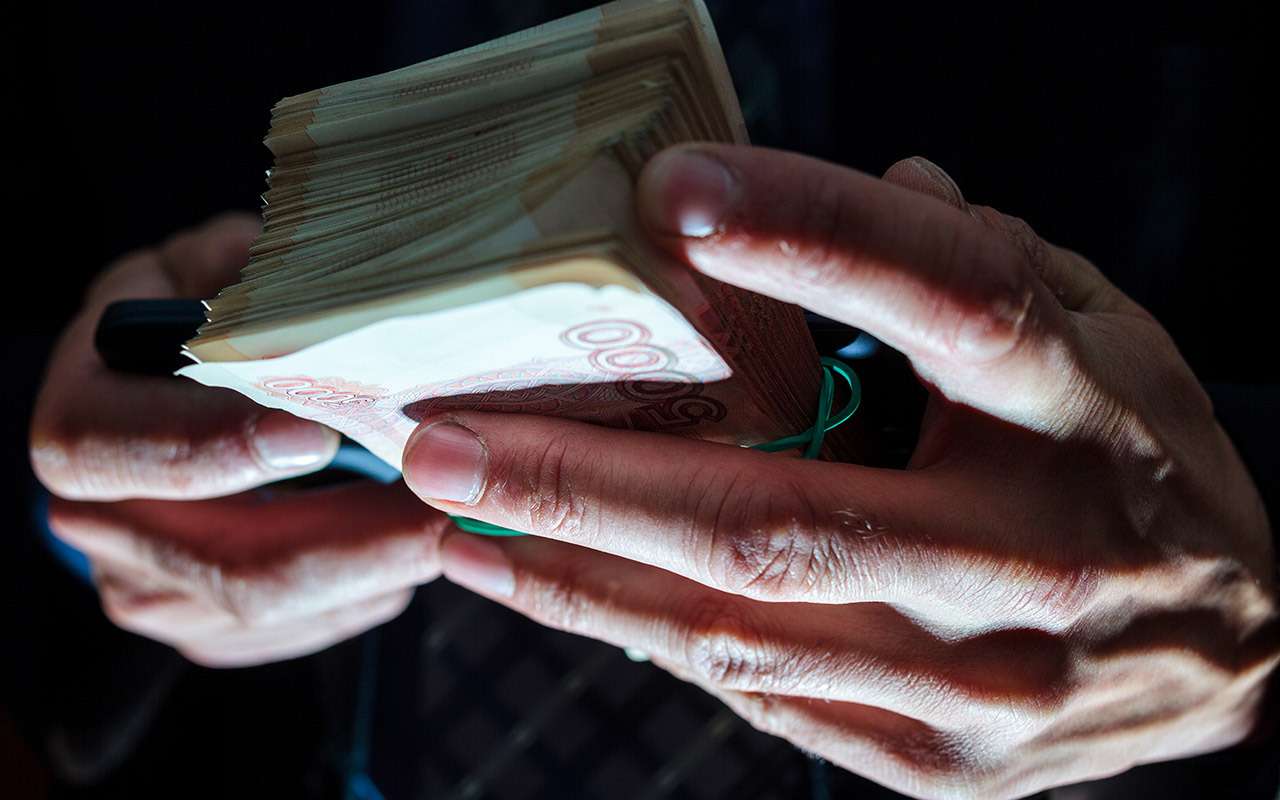 Странная кража: пьяный вор стащил 150 тыс. из незапертой машины