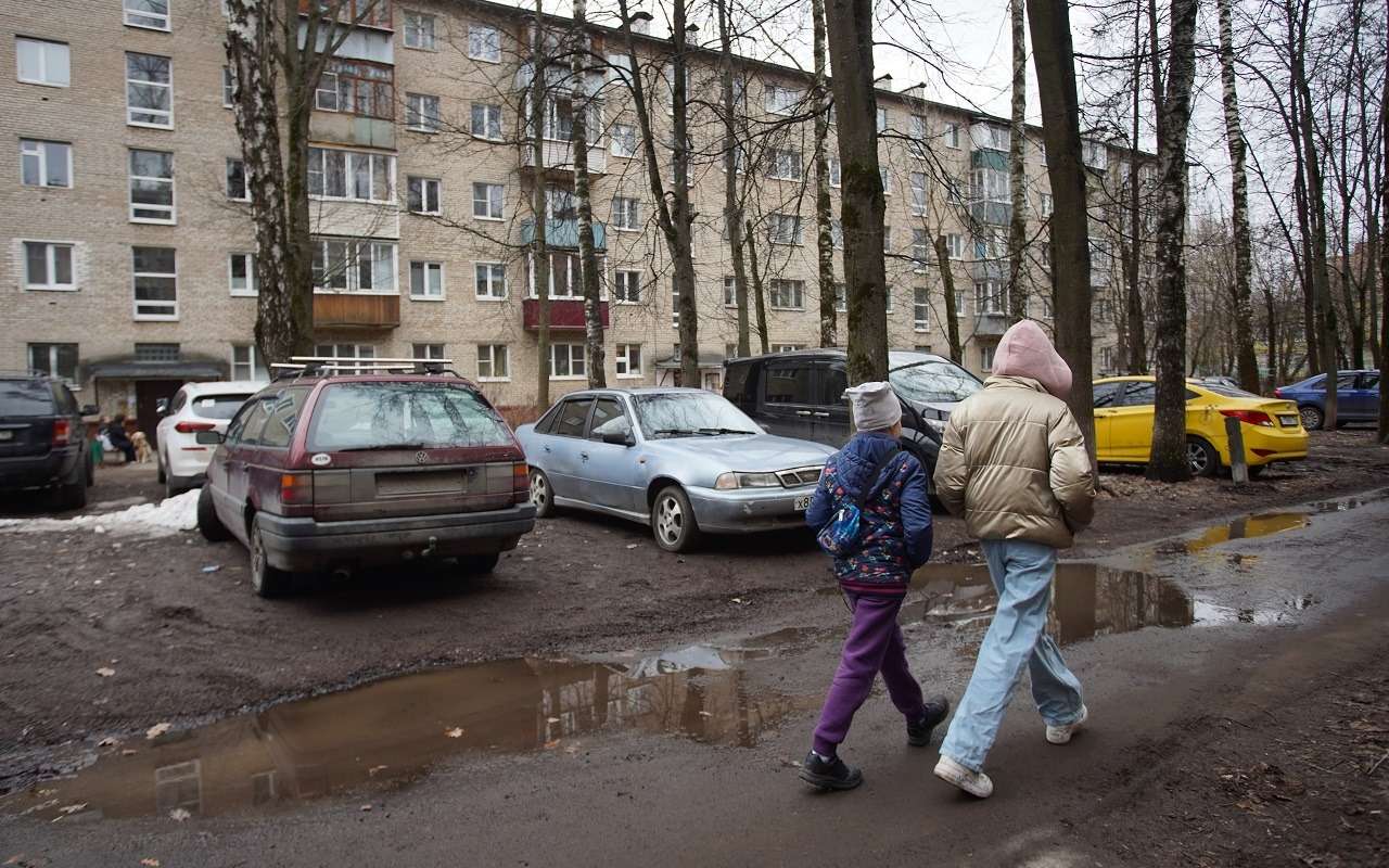 Машинам здесь не место? Эксперт рассказал, как избавить дворы от автомобилей