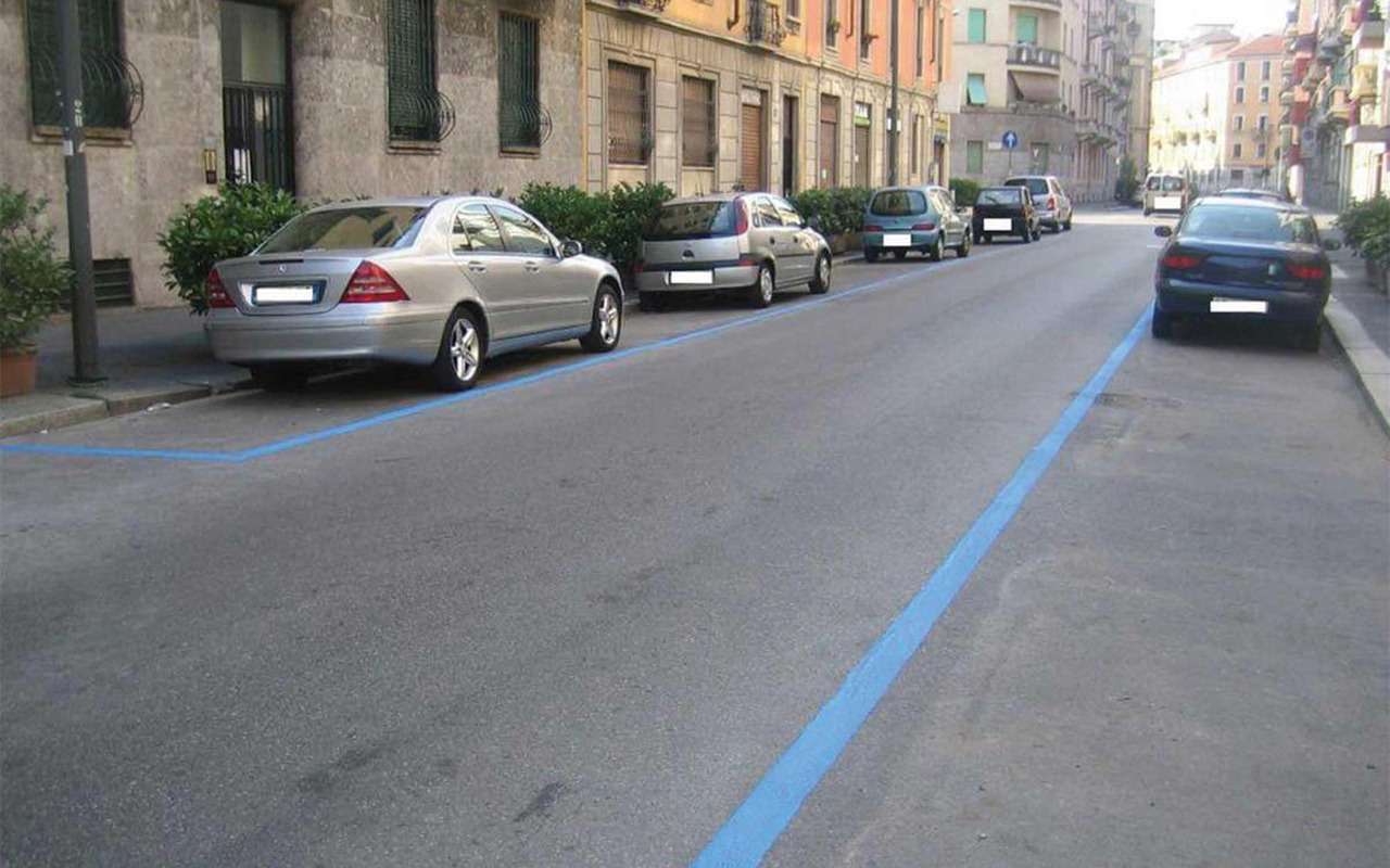 Увидели синюю разметку на дороге? Следите за дорожными щитами!