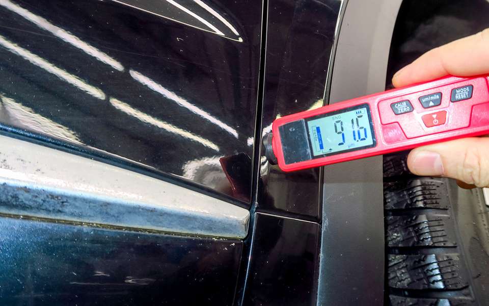 Лакокрасочное покрытие тонкое, до 100 микрон. И нежное – сколы, потертости и царапины заполучить несложно. Кузов в целом неплохо защищен от коррозии – из внешних деталей цинковой защиты лишена только панель крыши.