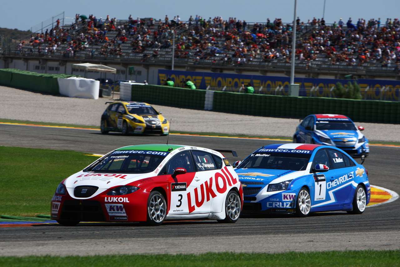 Чемпион мира Габриэле Тарквини из команды Lukoil-Sunred выиграл старт первой гонки, но в лидерах продержался только два круга, а потом и вовсе сошел