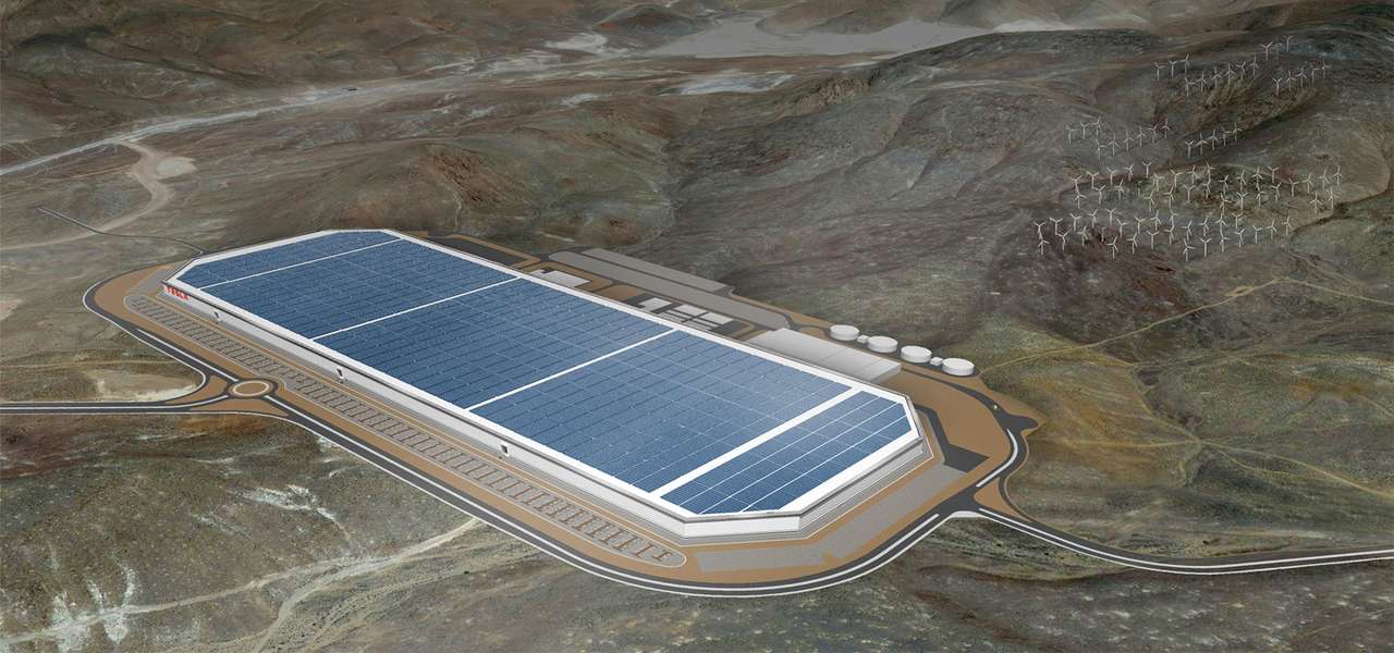 Крыша Tesla Gigafactory покрыта солнечными панелями, позволяющими экономить электроэнергию, затрачиваемую на свет и кондиционирование помещений. С этой же целью рядом с фабрикой установлены ветряки.