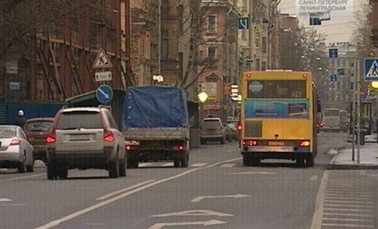 В Питере выделенки защитят от автомобилистов бордюрами