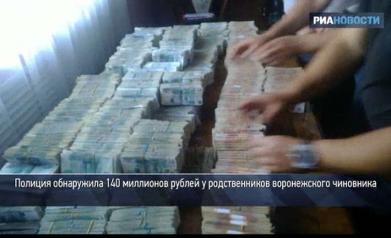 Экс-глава Воронежского автодора хранил взятки в гараже у родственников