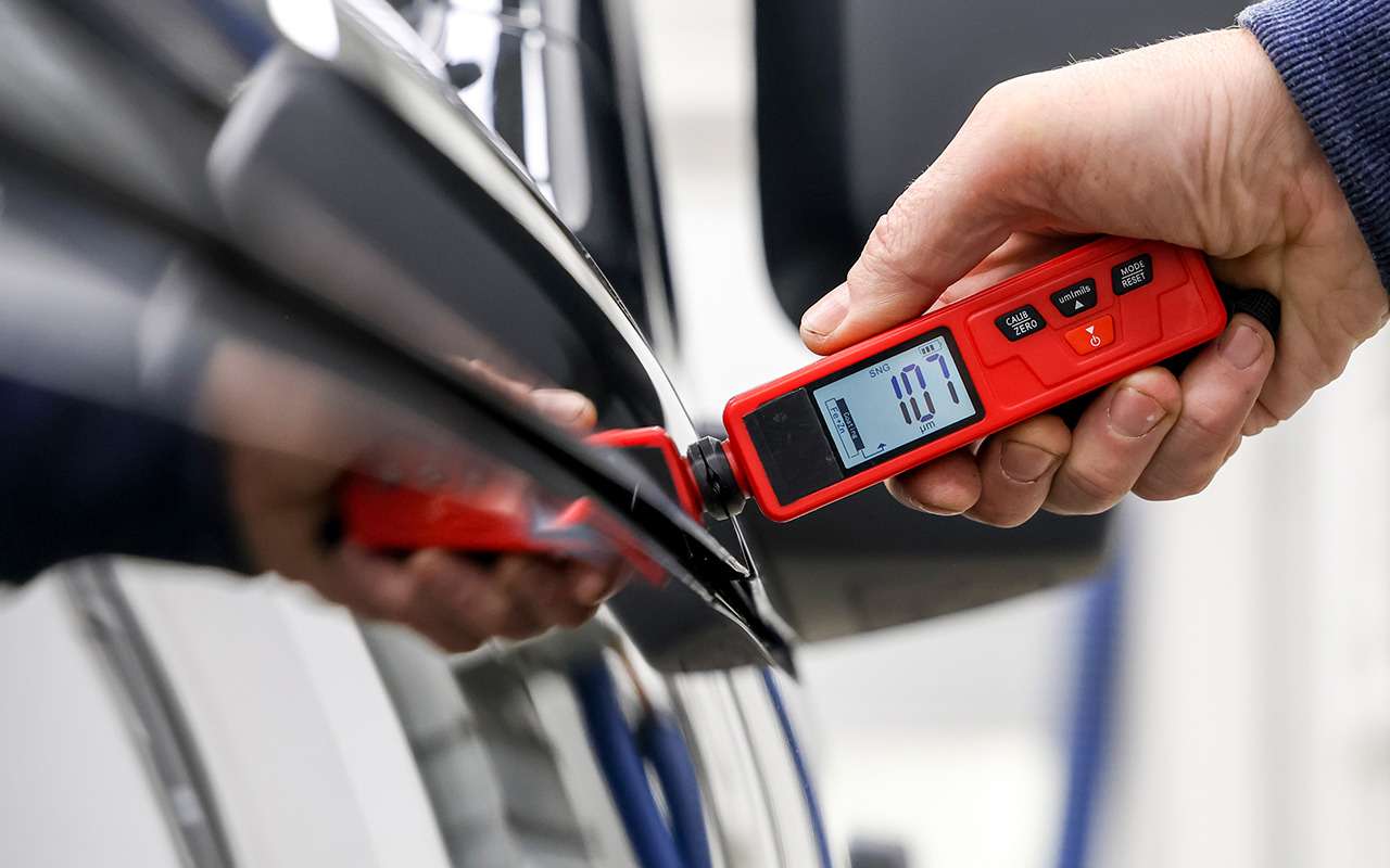 Внешние элементы оцинкованы. Кроме крыши, имеющей вдобавок «лобастую» конфигурацию – легкая мишень для камешков с дороги. Лакокрасочное покрытие не особо толстое (около 100 мкм). Сколы появляются легко, ветки оставляют размашистые автографы.