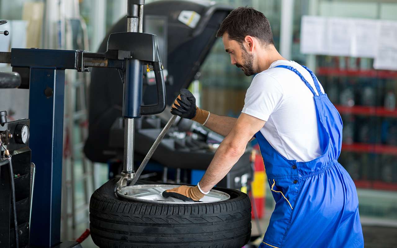 «Грузики» и «азот»: как обманывают на шиномонтаже