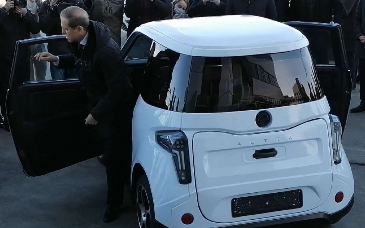 Денис Мантуров совершает пробную поездку на российском электромобиле Zetta
