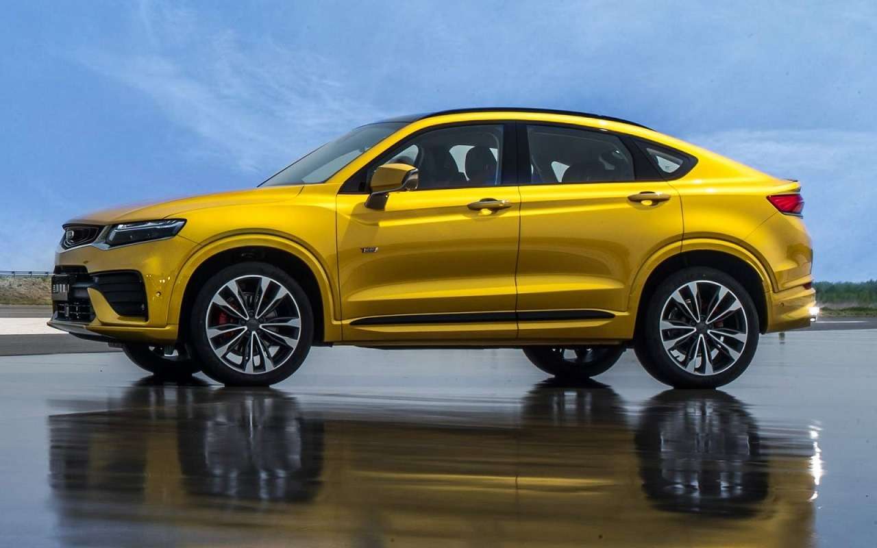 Со стороны Geely Tugella похож на все современные купе-кроссоверы