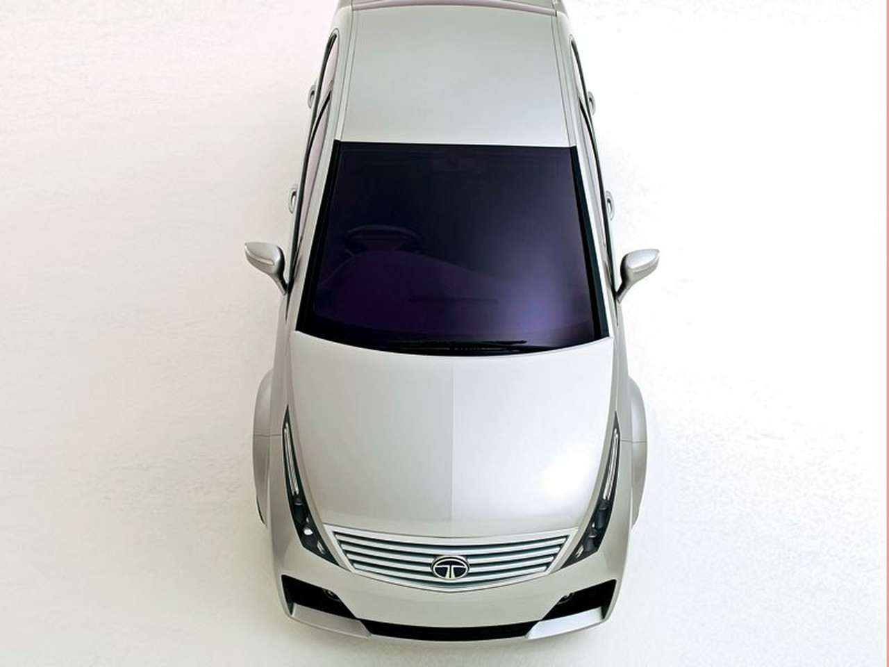 Концепт-кар Tata Elegante был представлен на автосалоне в Болонье в 2007 году.