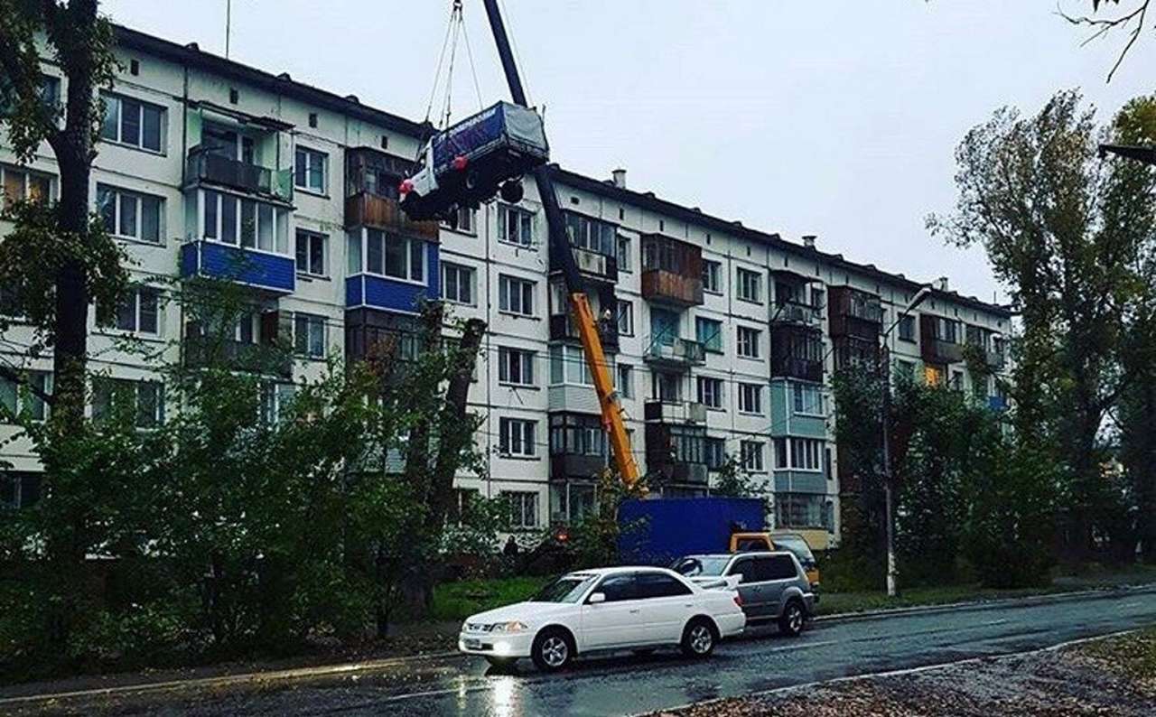 Ради возлюбленной мужчина поднял ГАЗель на 4-й этаж «хрущевки»