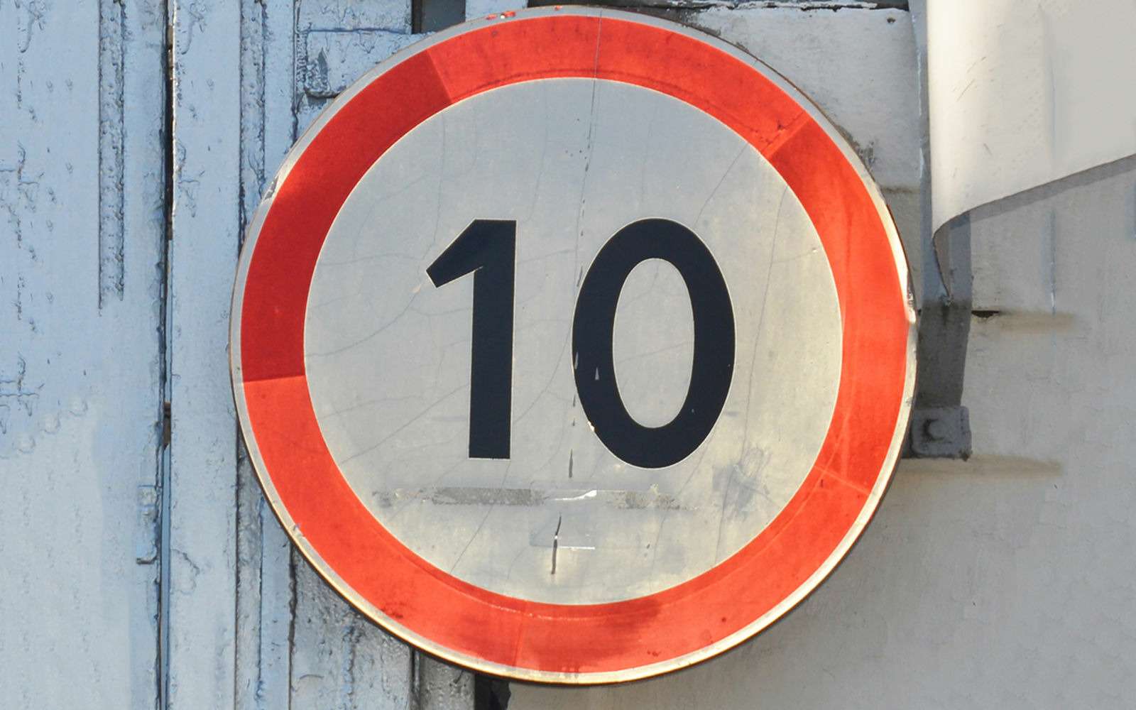 Дорожного знаки штраф. Дорожный знак 20 км. Дорожный знак 10. Знак ограничение скорости 10 км/ч. Знак ограничение скорости 20 км/ч.