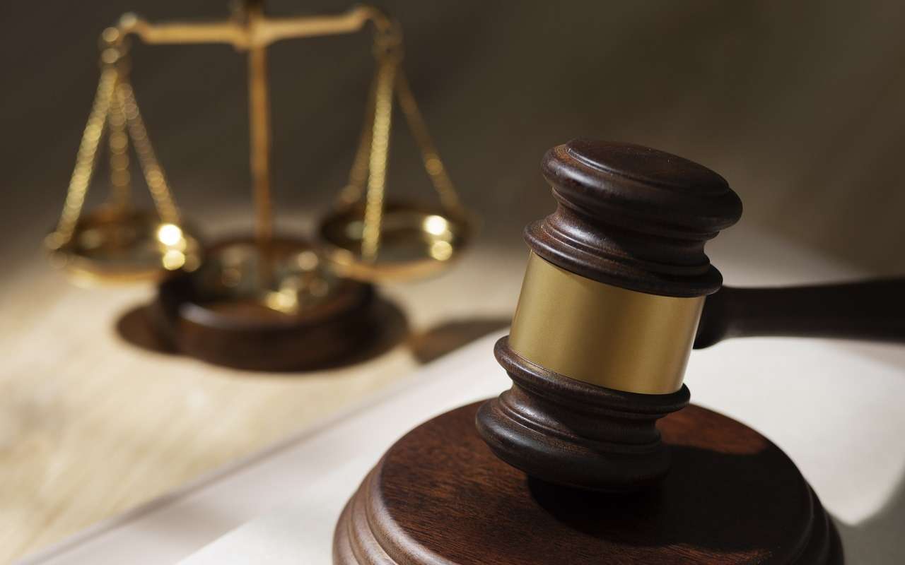 Если вам на АЗС залили плохой бензин, можно через суд получить компенсацию