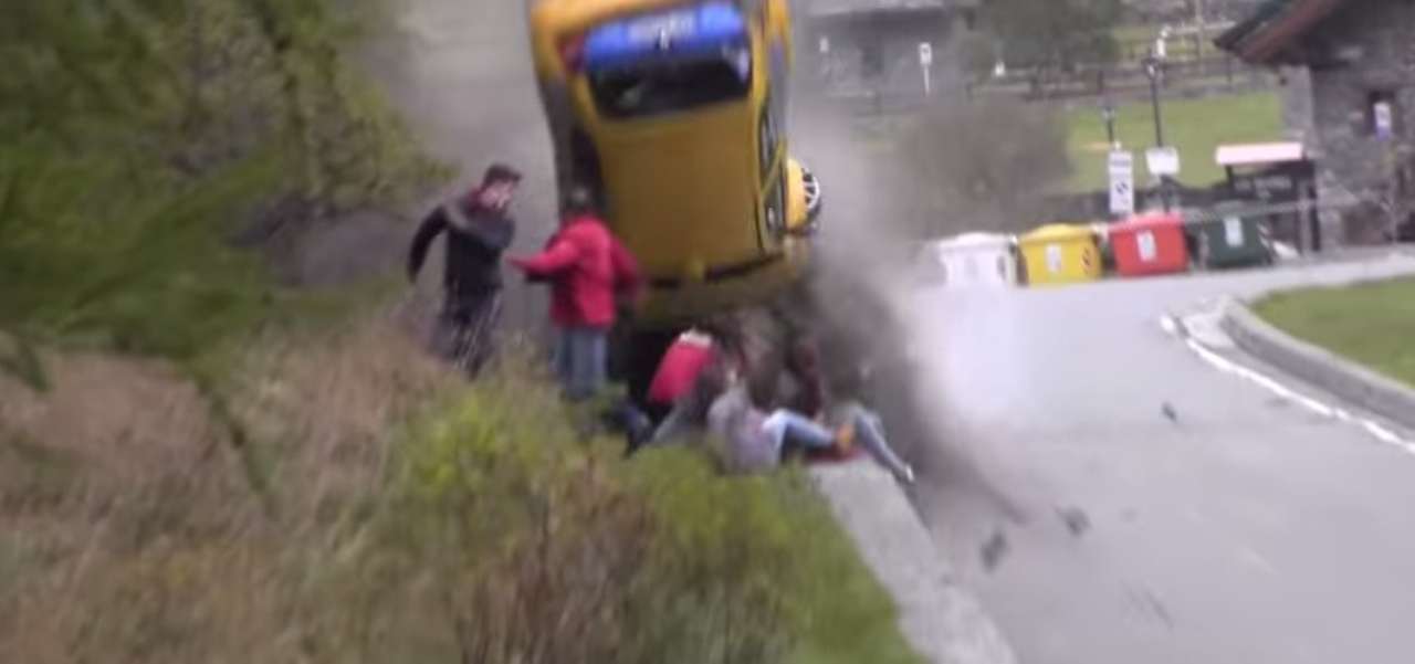 Зрители на ралли в Италии чудом избежали смерти (ВИДЕО)