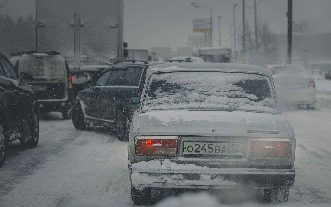 Водителей призвали соблюдать скоростной режим и дистанцию в сложных погодных условиях