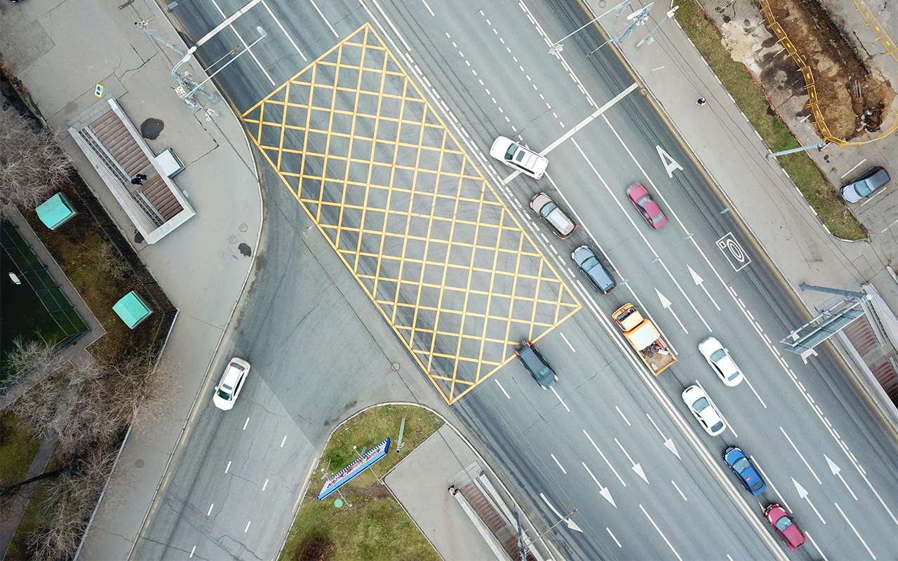 Штрафовать водителей станет проще: в ПДД ввели «вафельную» разметку