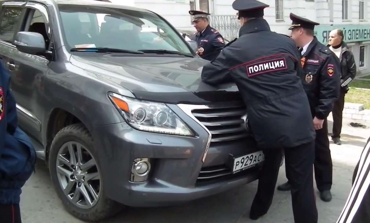 Распоясавшийся депутат на Lexus был готов врезаться в полицейских (ВИДЕО)
