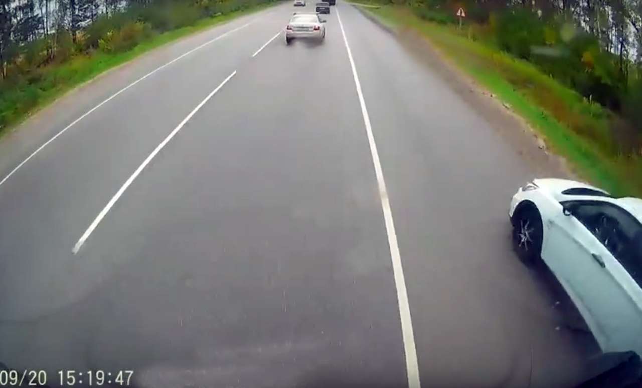 Что бывает при обгоне по обочине (ВИДЕО)