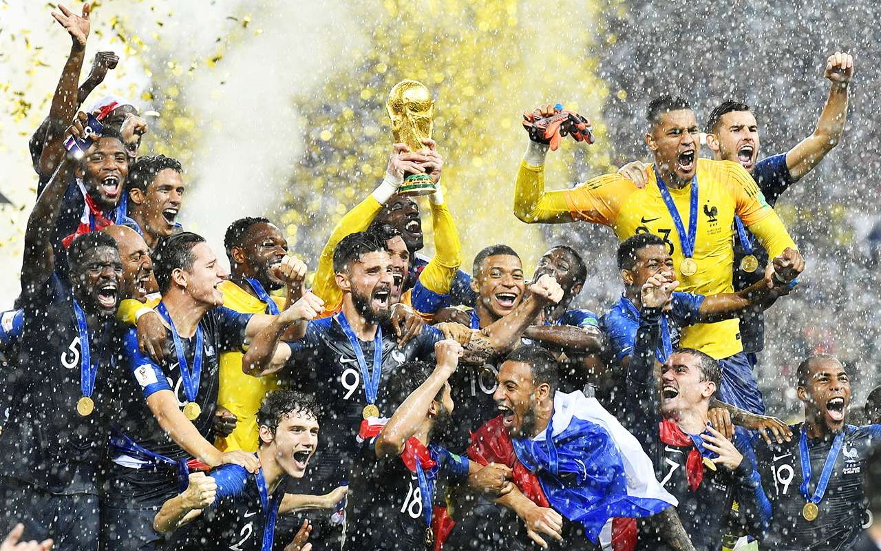 Лучшие моменты ЧМ-2018: нога Акинфеева, Макрон в экстазе, Марадона-болельщик